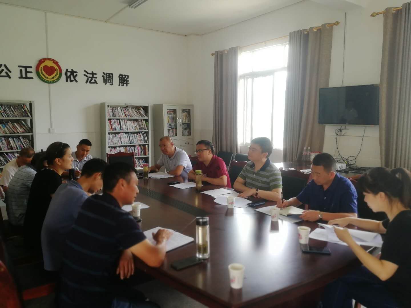 集團(tuán)公司黨委書記、董事長(zhǎng)周燕賓一行到栗子村開展脫貧幫