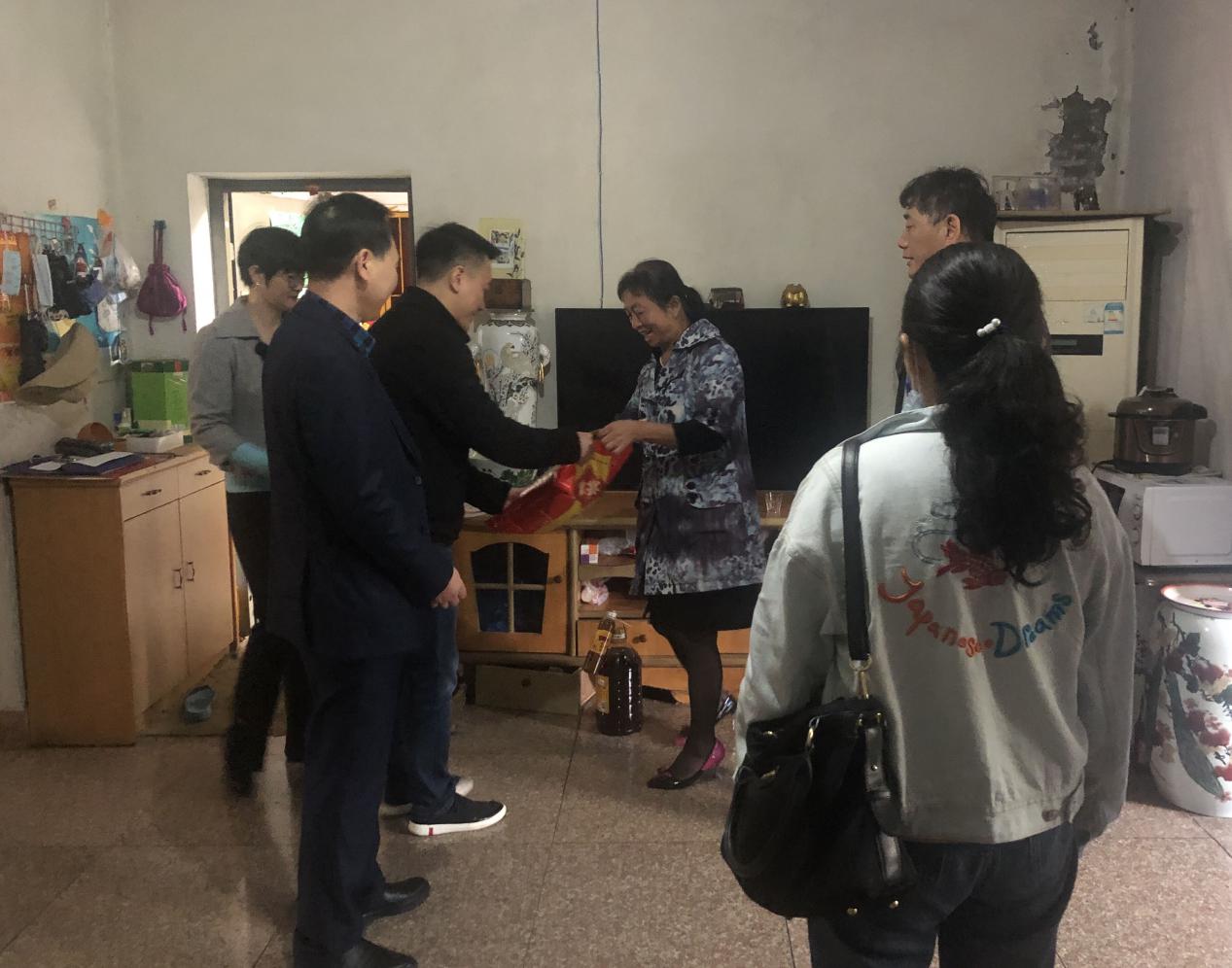 走訪慰問困難戶，真情關(guān)愛暖人心