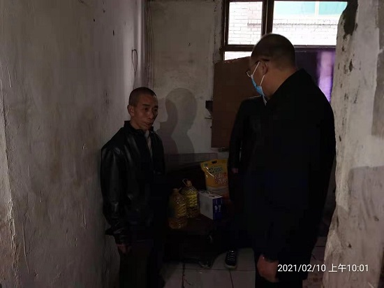 集團(tuán)公司慰問“雙包雙?！鄙鐓^(qū)困難群眾