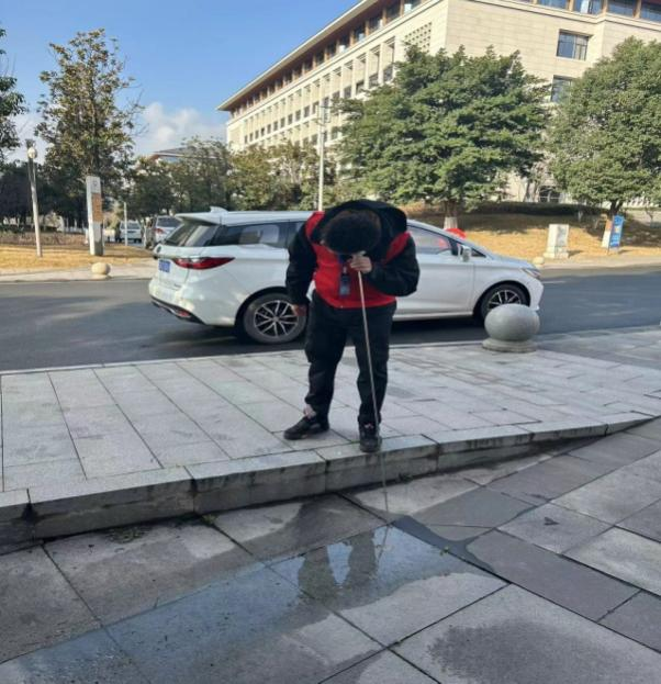 供水進(jìn)校園 服務(wù)暖人心 —投資公司支部、臨港支部聯(lián)合開(kāi)展“進(jìn)校辦實(shí)事”主題黨日活動(dòng)
