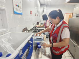 供水服務(wù)進校園 滴滴清源沁人心——臨港公司支部、投資公司支部聯(lián)合開展“為民辦實事”主題黨日活動